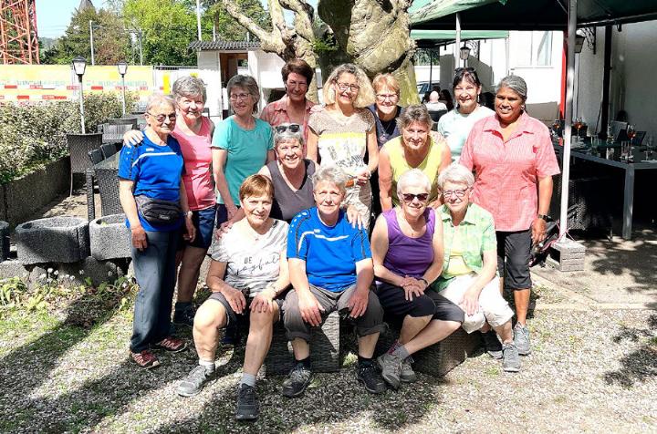 Die wanderfreudigen Turnerinnen aus Niederwil beim Fotohalt. Foto: zVg