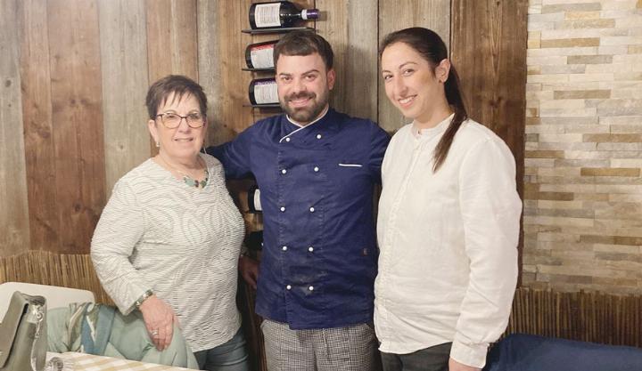Die Niederwilerin Marlis Töngi (links) mit den jungen Wirtsleuten Giuseppe di Capua und Marika Gamboni. Das Paar aus Zürich hat eine kleine Tochter.