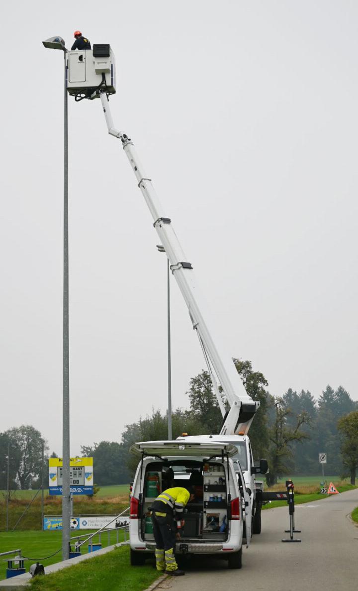Susanne Loacker Arbeiten in luftiger Höhe: Die neuen Lampen werden montiert. Foto: sl