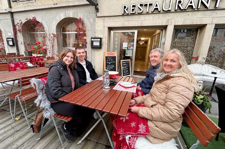 Noch einmal kurz die Terrasse geniessen, bevor der Regen kommt. Foto: hhs