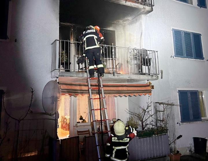 Die Feuerwehr verhinderte die Ausbreitung des Brandes. Foto: Kapo Aargau
