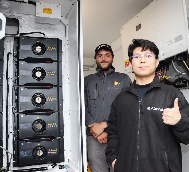 Systemoperator Bruce (r.) aus China konfigurierte die Speicherbatterie mit der Photovoltaikanlage. Für die Installation war Elias Willi (l.), Technischer Leiter bei Elektro Flückiger   Frei mit Team verantwortlich. Foto: dg