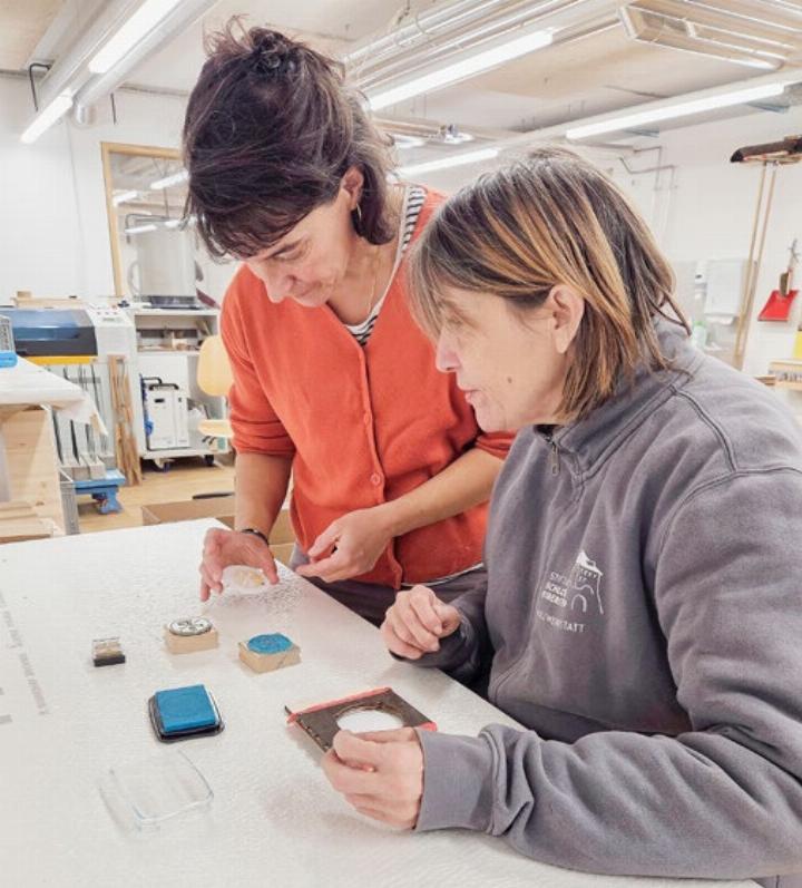 Melanie Eberhardt (l.) und eine Mitarbeiterin beim Stempeln der Etiketten.