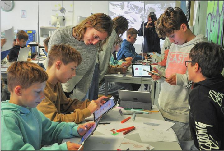 Sarina Schreiner vom Verein Filmkids hilft bei den ersten Schritten. Dank einfacher Klick-and-Drag-Technik braucht es keinerlei Programmierkenntnisse, um ein eigenes Spiel zu erstellen – das macht offensichtlich Laune.