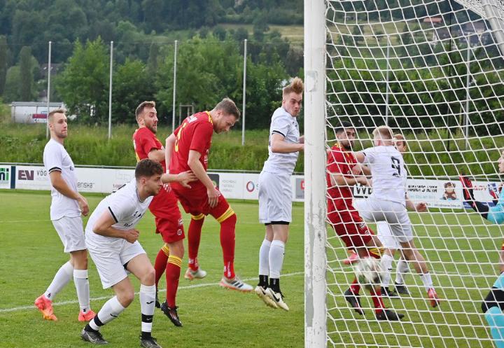 Rafael Müller (4. v. l.) köpft nach einer Ecke zum 1:0 für Mellingen ein. Foto: sl