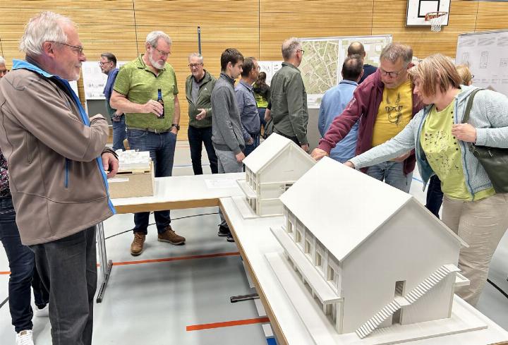 Das Interesse an den Projekten für das neue Gemeindehaus war gross, im Bild das Modell des Siegers. Foto: hhs