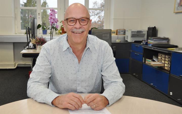 Gemeindeschreiber Donat Blunschi wie man ihn kennt: Meist gut gelaunt – und stets vorbereitet. So auch beim Gespräch mit dem «Reussbote», bei dem er eine Liste mit «Gfreuts» und weniger Erfreulichem parat hat. Foto: ml