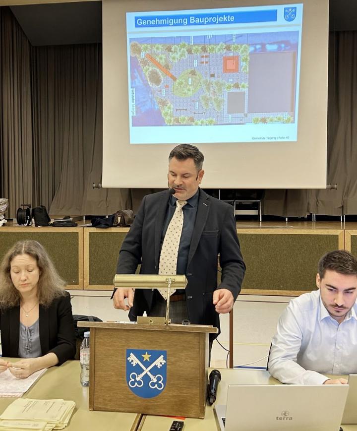 Gemeindeammann Thomas Widmer stellt das Projekt «Feuerwehrspielplatz» vor. Ob es einen solchen Spielplatz für Vorschulkinder an diesem Standort braucht, darüber wurde äusserst engagiert diskutiert. Foto: hhs