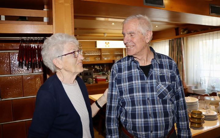 Erika und Hans Hirt haben sich am 23. Dezember von ihren Gästen verabschiedet. Sie öffneten das Restaurant nochmals für einen Flohmarkt. Verkauft wurde das komplette Restaurant-Inventar. Foto: dg
