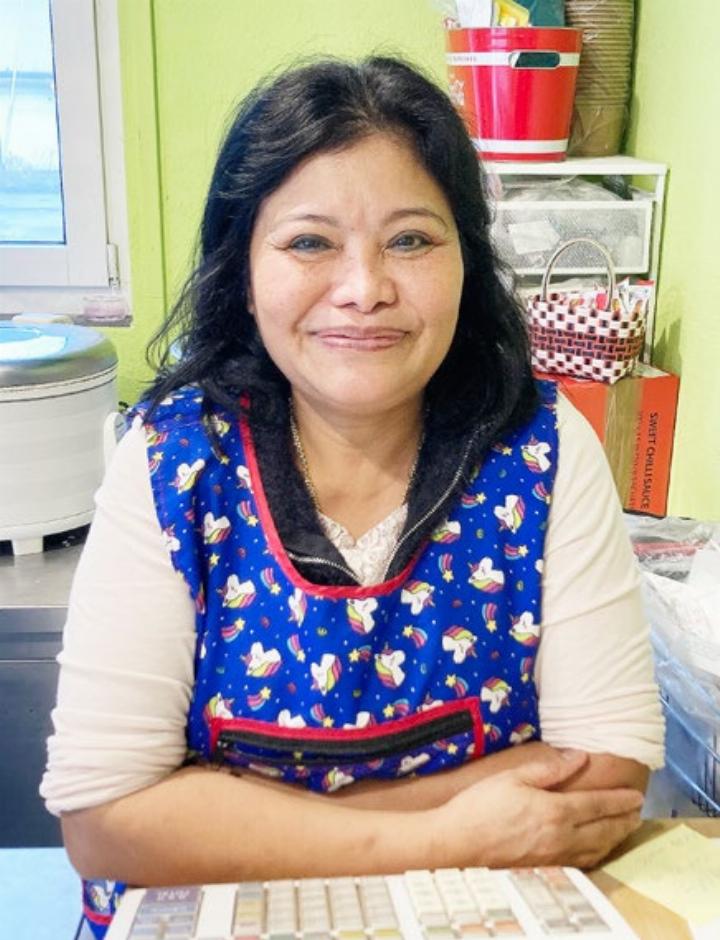 Rungnapha Weisskopf an der Theke im Take-away Lai-Thai. Foto: mbe