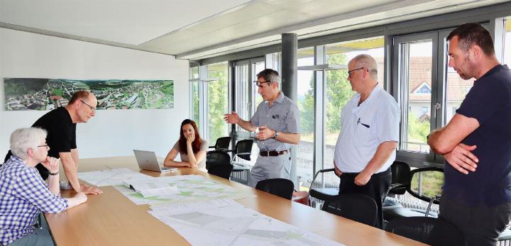 Beim Informationsaustausch standen von der RMK Kies AG, Projektleiter Dominic Meier, Martin Eberhard und Michael Bebi (rechte Seite von links nach rechts) den Besucherinnen und Besuchern für Fragen zur Verfügung. Foto: dg