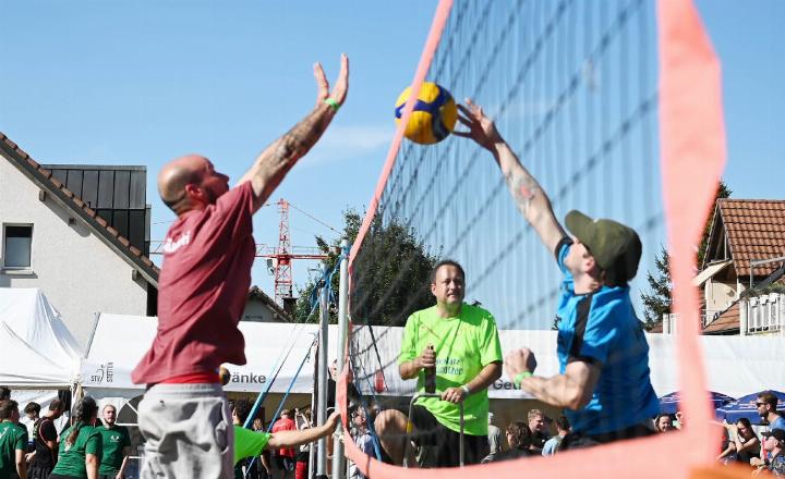 Das Plausch-Volleyballturnier in Stetten fand bei Sonnenschein und mit vielen Gästen statt. Foto: sl