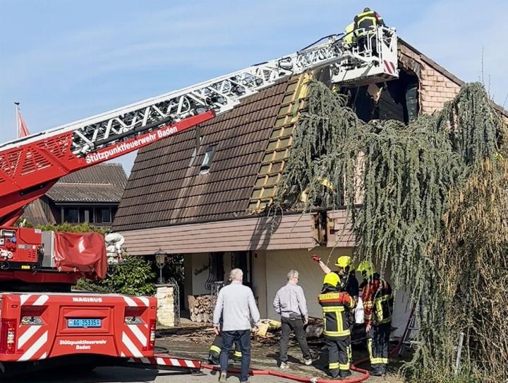 Das Hubrettungsfahrzeug der Stützpunktfeuerwehr Baden war im Einsatz. So konnte der Brand schnell von oben gelöscht werden. Fotos: dg