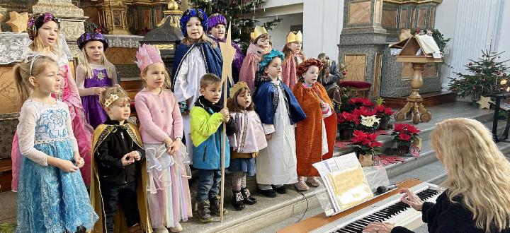 13 Sternsingerinnen und Sternsinger sangen mit viel Freude unter der Leitung von Brigitte Koch in der katholischen Kirche in Niederwil. Fotos: hhs