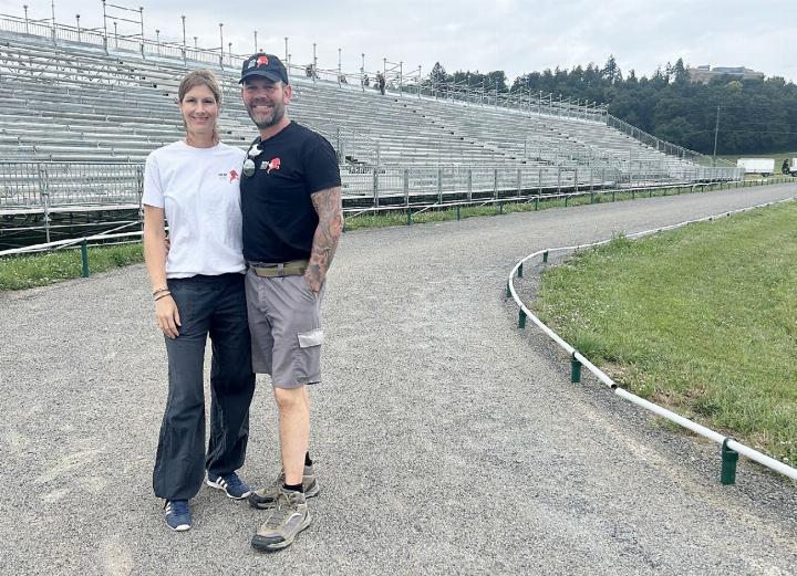 «Super, hat der Aufbau der Tribünen endlich begonnen», sagen Michele und Thomas Huwiler. Fotos: hhs