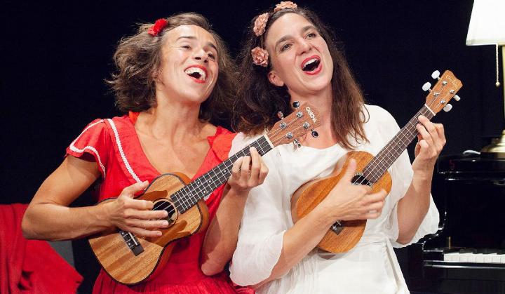 Für 2026 hat der Kulturkreis wieder ein buntes Programm zusammengestellt. Im August unterhalten beispielsweise die beiden Powerfrauen Judith Bach und Stéfanie Lang (v. l.) mit einem Klavier-Akrobatik-Lieder-Kabarett. Foto: zVg