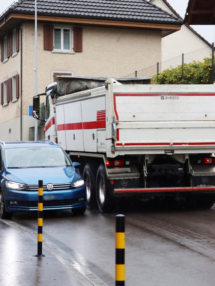 An dieser Stelle wird es an der Oberdorfstrasse eng. Die Bergwärtsfahrenden haben Vortritt. Wie auf dem Foto ersichtlich, halten sich nicht alle an die Verkehrssignalisation. Der Pw-Lenker fuhr trotzdem durch. Foto: dg