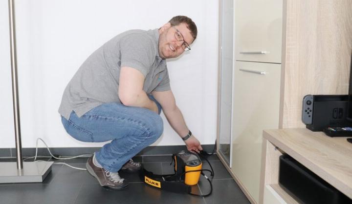Mit diesem Installationstester macht sich Andreas Locher an seine Arbeit, wertet aus und prüft. Foto: isp