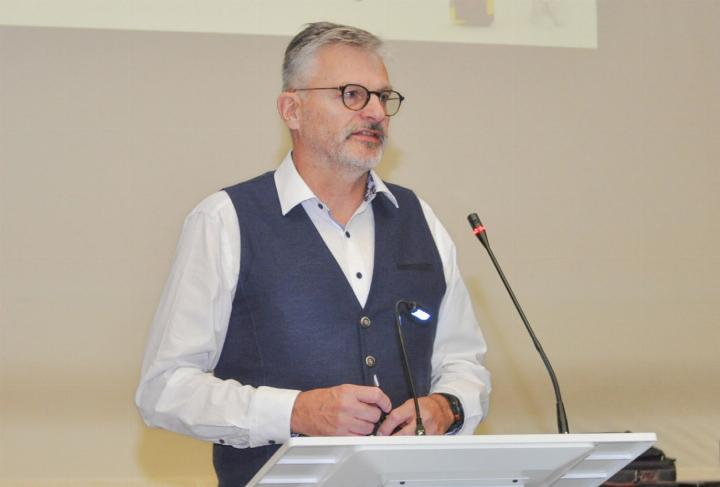 Gemeinderat Urs Herzog stellte unter anderem die geplante Kühlung für das Schulhaus Bach vor. Foto: ml