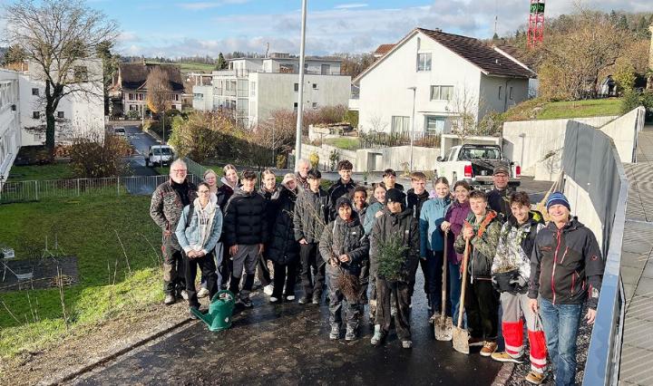 Die Bez-Klasse 3b pflanzte letzte Woche, unter Anleitung von Gärtnermeister Andy Jenni, eine grosszügige Hecke für die Natur. Foto: zVg