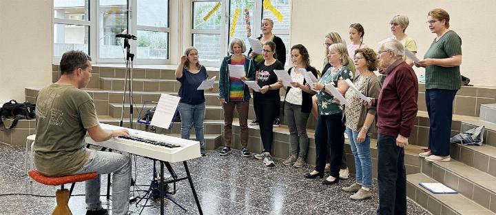Musikschulleiter Sandro Oldani wird bei den Auftritten am Dorffest für die musikalische Begleitung am Klavier/Keyboard sorgen. Musikschullehrin Monika Mayer (l.) leitet den Dorffestchor. Am Montagabend wurde bei der Probe in der Aula der Schule nicht nur das Dorffestlied geprobt, sondern auch aufgenommen. Es ist auf «Crossiety» aufgeschaltet. Weitere Infos und Programm zum Dorffest sind unter stetten-dorffest2025.com zu finden. Fotos: dg