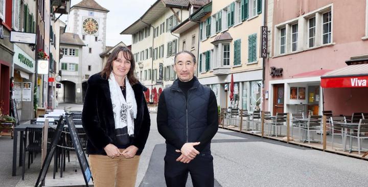 Stadtpräsidentin Györgyi Schaeffer und Marcus Hsu, Leiter Bau und Planung, hoffen, dass die Bauarbeiten an der Hauptgasse bald starten können. Foto: dg
