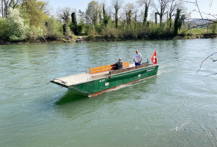Das Fährischiff Franziska 2 war am Wochenende oft im Einsatz, um Passagiere von Fischbach-Göslikon nach Sulz hinüberzubringen oder in die umgekehrte Richtung. Am Steuer stand am Samstag Michael Händle. Fotos: mbe