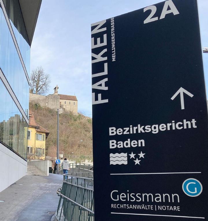 Vor dem Bezirksgericht wurde ein Unfall behandelt, bei dem ein Gleisarbeiter von einem Bagger überrollt wurde. Wer trug die Schuld? Foto: ml