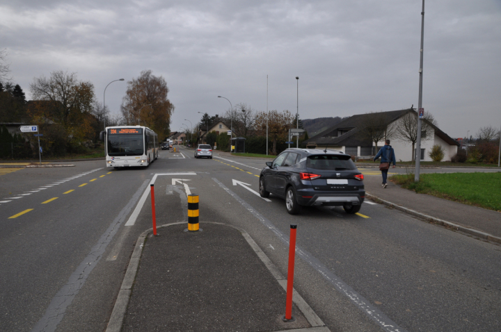 Bei einem Strassentausch hätte die Hauptlast des Verkehrs von der Hauptstrasse auf die rechts abbiegende Industriestrasse umgelenkt werden sollen. Foto: Archiv/ml
