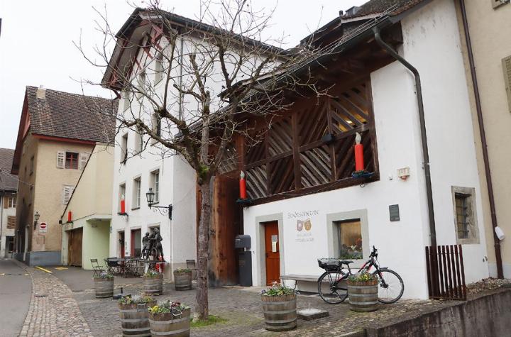 Die Stadtscheune (rechts im Bild) erhält eine Gesamtleitung. Foto: dg