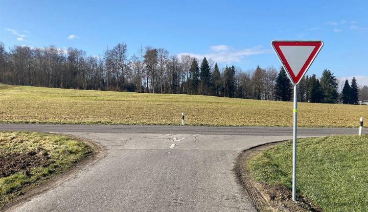 Seit Februar ist der Rechtsvortritt der Leemattenstrasse gegenüber der Birchstrasse (Hintergrund) aufgehoben. Nun werden die fehlenden Markierungen ergänzt. Diese hatten zu Unklarheiten an der Kreuzung geführt. Foto: Archiv/ml