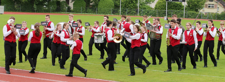 Seit 2024 nimmt das JSR an Paradenwettbewerben mit Evolutionen teil: Zu modernen Musikstücken werden verschiedene Figuren präsentiert. Bild: Marschmusik mit Evolutionen am Musiktag Herisau, 2025. Foto: zVg