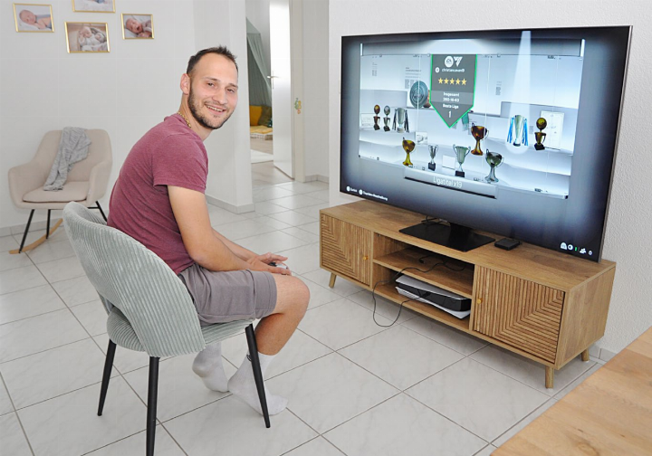 Christian Greco spielt seit seiner Kindheit Fussball-Games. Im Fussballspiel «EA Sports FC» mischt er in der 1. Liga mit und hat jede Menge Pokale angehäuft. Gerne wäre er bezahlter Profi-Gamer für einen echten Verein. Foto: ml