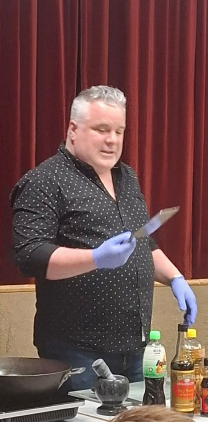 Peter Denlo, kochender Schauspieler, beim Hantieren am Wok. Foto: zVg