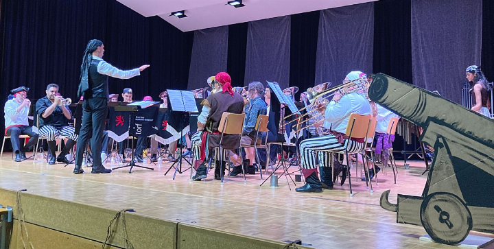 Die Brass Band des Musikvereins Birmenstorf und die Stadtmusik Mellingen feuerten eine musikalische Breitseite nach der anderen ab. Fotos: ml