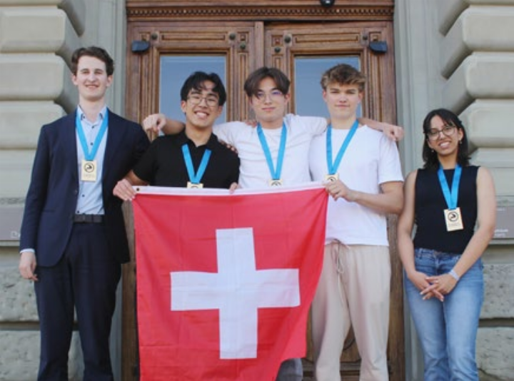 Sie holten alle fünf Goldmedaillen, links der Künter Harry Willeke. Foto: Young Enterprise Switzerland