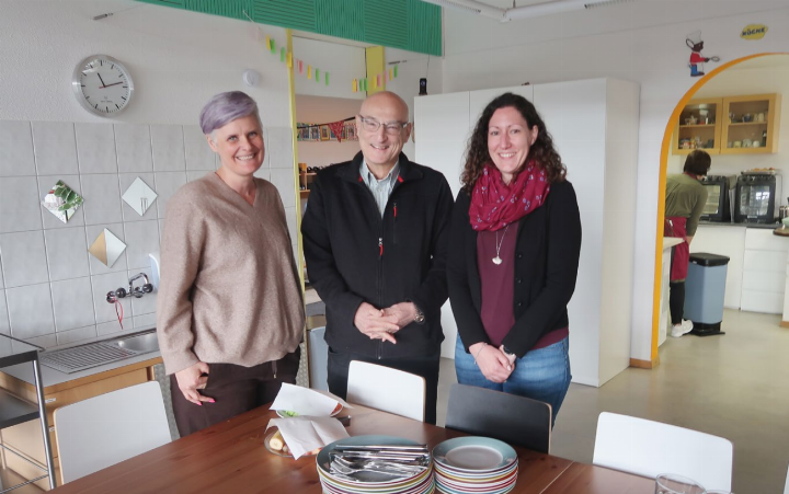 Die Tagesstrukturen sind im alten Kindergarten untergebracht. Von rechts: Betriebsleiterin Petra Fink, Gemeinderat und Vizeammann Markus Zyka und die stellvertretende Betriebsleiterin Sandra Kneubühler. Foto: mbe