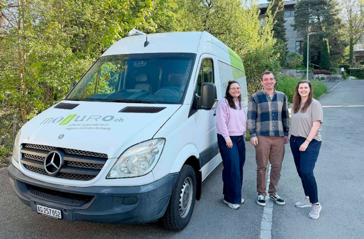 Das bestehende Mojuro Team: Valerie Mäder, Stellenleiter Andreas Koller und Ariana Perlini, für die aktuell eine Nachfolge gesucht wird. Foto: ml