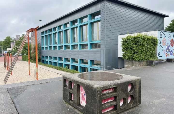 In Fislisbach wird der Schulcampus Leematten mit der Mehrzweckhalle (Foto) weiter entwickelt. Foto: hhs