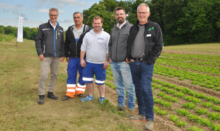 An dem kantonsübergreifenden Projekt waren zahlreiche Experten, Institutionen und Betriebe beteiligt, auch aus dem Aargau: Matthias Müller, Abteilungsleiter Landwirtschaft Aargau und Präsident der Schweizer Landwirtschaftsämter-Konferenz, Rolf und Thomas Haller vom Lohnunternehmen Haller GmbH aus Birrhard, Andreas Distel vom Landwirtschaftlichen Zentrum Liebegg (AG) sowie Thomas Käser, Betriebsleiter der Gemüse Käser AG in Birmenstorf (v. l.). Fotos: ml