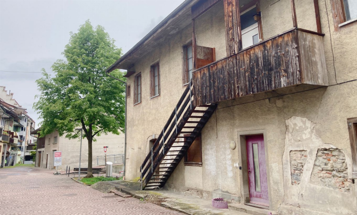 Die Liegenschaft Reussweg 1 (r.) hinter dem Mellinger Rathaus ist in einem desolaten Zustand. Dieses Haus und das Alte Schlachthaus (im Hintergrund) will die Genossenschaft im Baurecht übernehmen und umbauen. Foto: mbe