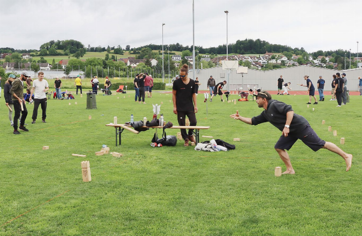 Bei allem Ehrgeiz steht bei den Kubb-Spielerinnen und -Spieler der Spass im Vordergrund. Fotos: Archiv/dg