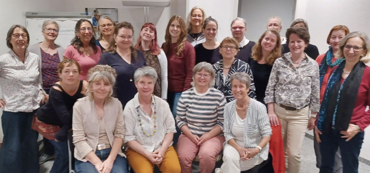 Vertreterinnen von Frauenorganisationen an ihrer Versammlung. Foto: zVg