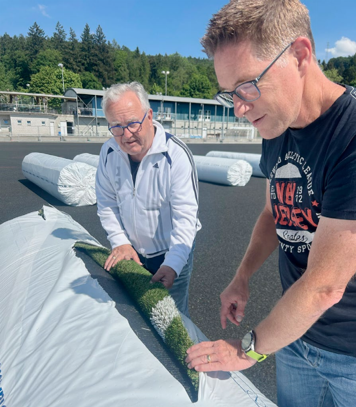 «Die Qualität stimmt», meint Markus Dort (l.) begeistert, als er den Kunstrasen anfasst. Auch Roger Kamber von der Gemeinde freut sich. Fotos: hhs