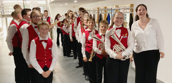Das Jugendspiel Rohrdorferberg kurz vor dem Einmarsch in die Turnhalle. Rechts Dirigentin Rebecca Strotz-Giampà. Das Jugendspiel Rohrdorferberg kurz vor dem Einmarsch in die Turnhalle. Rechts Dirigentin Rebecca Strotz-Giampà.