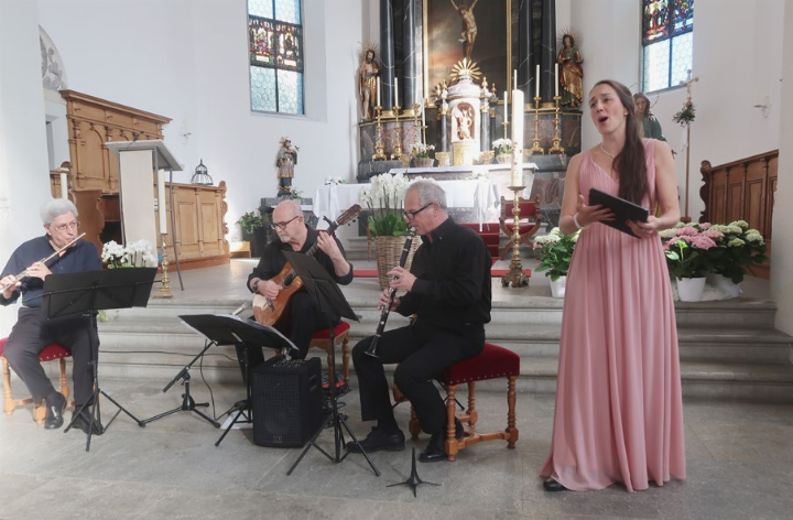 Die Sopranistin Laure Barras mit dem Ensemble Classica, dem Romano Pucci, Fabio Spruzzola und Ivano Brambilla (v. l.) angehören. Foto: mbe