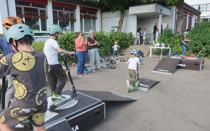Der mobile Skatepark, den die Jugendarbeit Mojuro aufgestellt hatte, wurde am Freitag vor allem von den älteren Kindern rege benutzt. Fotos: mbe
