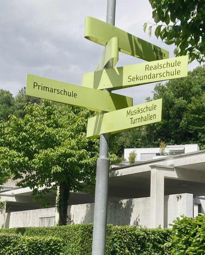 Die Oberstufe Mellingen-Wohlenschwil hat zwei Standorte: Die Real-/Sekundarschule, die Bezirks- und die Musikschule befinden sich an der Bahnhofstrasse Mellingen (Bild). Zweiter Standort Real/Sek ist die Kleine Kreuzzelg. Foto: mbe