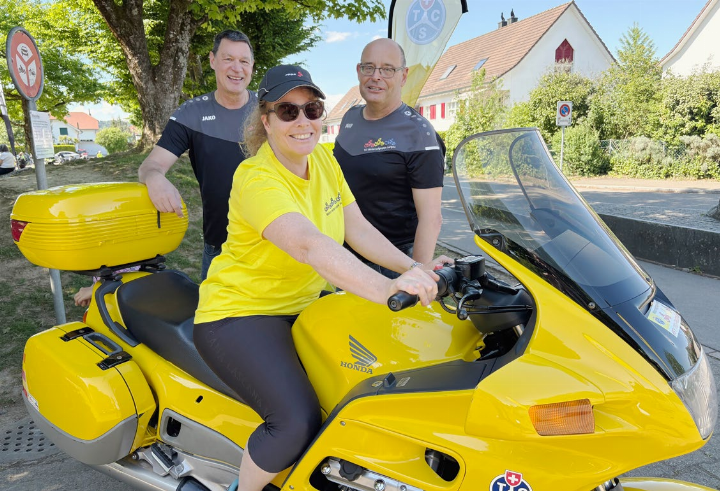 Beat Caduff (l.) ist stolz auf den Vereinstöff, rechts Daniel Diserens, Präsident TCS Motorradgruppe Aargau und vorne sitzend seine Gattin Nadia, aus Wohlenschwil. Fotos: isp