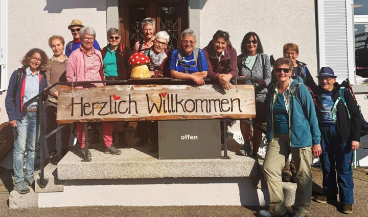 Gruppenfoto vor dem Restaurant Krähenbühl in Mühlau. Foto: zVg